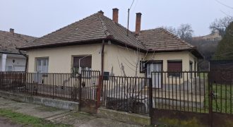 Részben felújított, 3 szobás, családi ház, garázzsal, Úriban eladó!