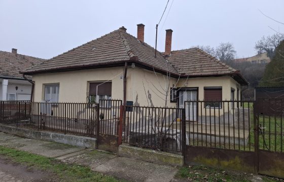 Részben felújított, 3 szobás, családi ház, garázzsal, Úriban eladó!