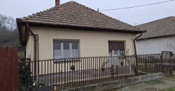 Részben felújított, 3 szobás, családi ház, garázzsal, Úriban eladó!