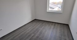 Új építésű, 4 szobás, emeleti lakás, kocsibeállóval, Mendén eladó!