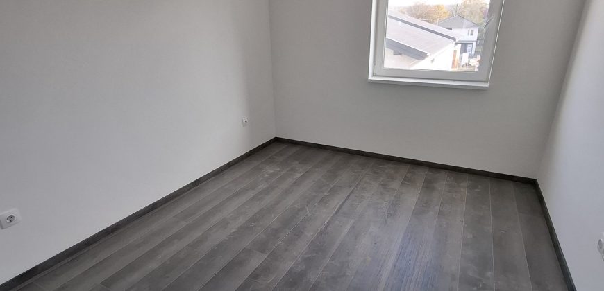 Új építésű, 4 szobás, emeleti lakás, kocsibeállóval, Mendén eladó!