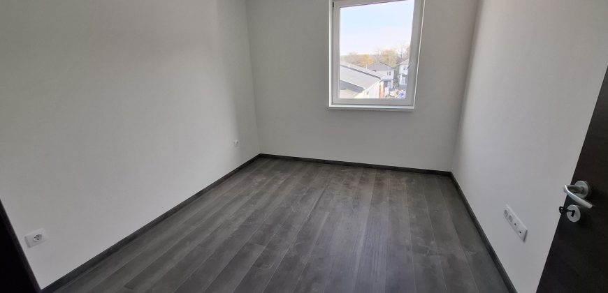 Új építésű, 4 szobás, emeleti lakás, kocsibeállóval, Mendén eladó!