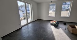 Új építésű, 4 szobás, emeleti lakás, kocsibeállóval, Mendén eladó!