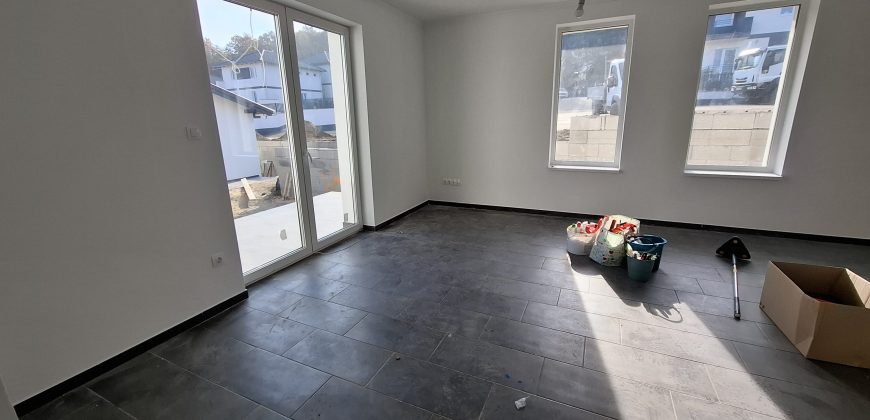 Új építésű, 4 szobás, emeleti lakás, kocsibeállóval, Mendén eladó!