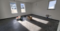 Új építésű, 4 szobás, emeleti lakás, kocsibeállóval, Mendén eladó!