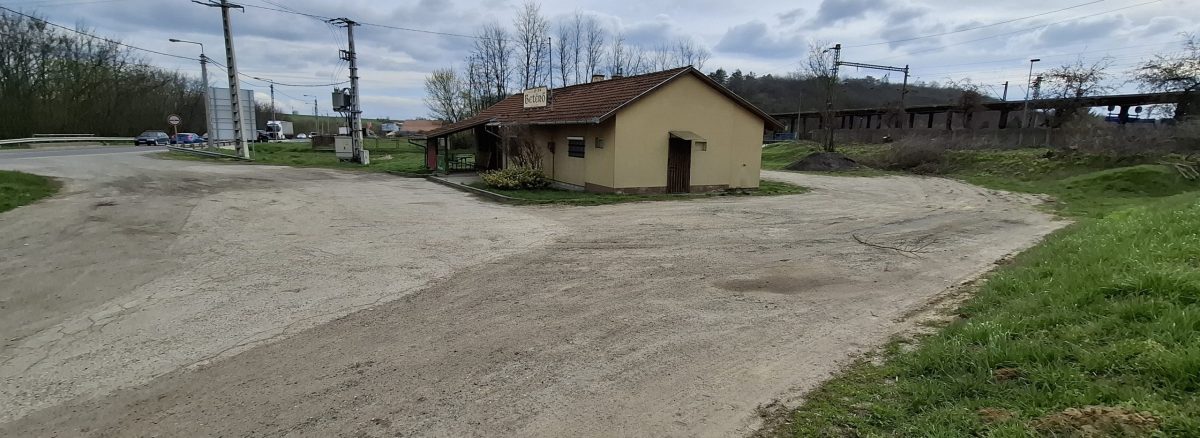 31-es főút mellett, vendéglátó egység, parkolóval, Mendén eladó!