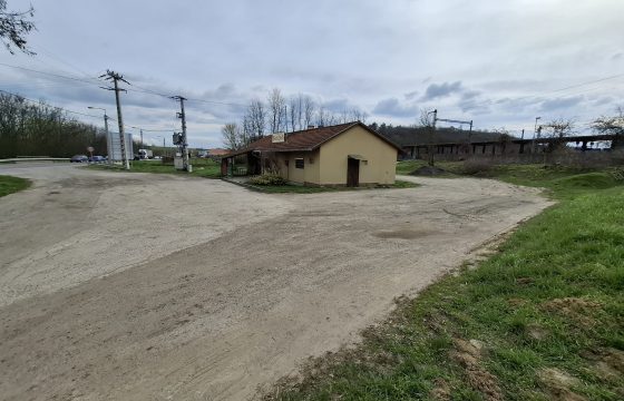 31-es főút mellett, vendéglátó egység, parkolóval, Mendén eladó!