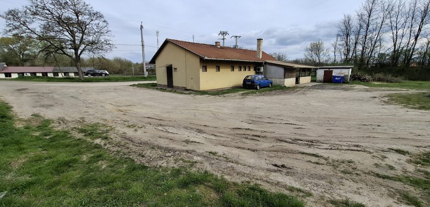 31-es főút mellett, vendéglátó egység, parkolóval, Mendén eladó!