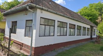 Felújítandó 4 szobás, verendás családi ház, gázkazánnal, Úriban eladó!