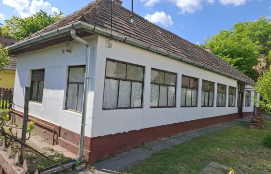 Felújítandó 4 szobás, verendás családi ház, gázkazánnal, Úriban eladó!