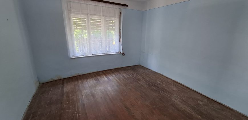 Felújítandó 4 szobás, verendás családi ház, gázkazánnal, Úriban eladó!