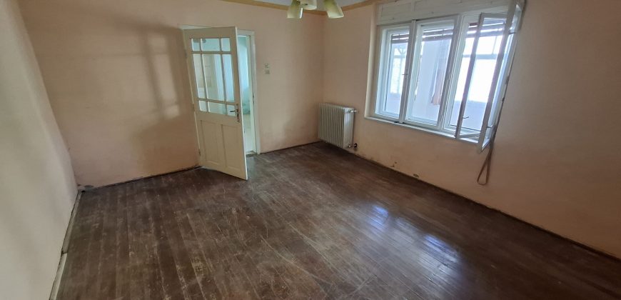 Felújítandó 4 szobás, verendás családi ház, gázkazánnal, Úriban eladó!