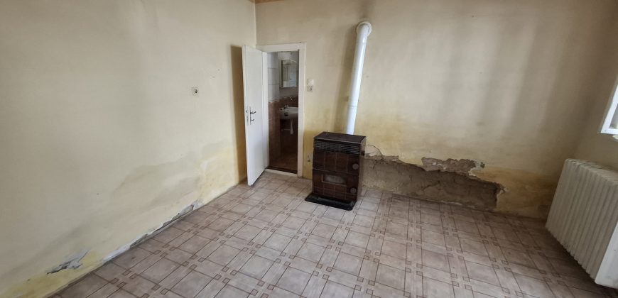 Felújítandó 4 szobás, verendás családi ház, gázkazánnal, Úriban eladó!