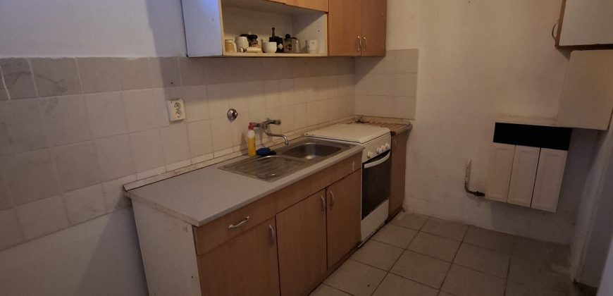 Felújítandó, 3 és fél szobás, családi ház, garázzsal, Úriban eladó!