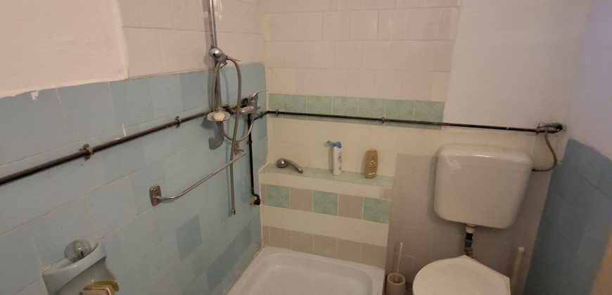 Felújítandó, 3 és fél szobás, családi ház, garázzsal, Úriban eladó!