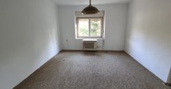 Felújítandó, 3 és fél szobás, családi ház, garázzsal, Úriban eladó!