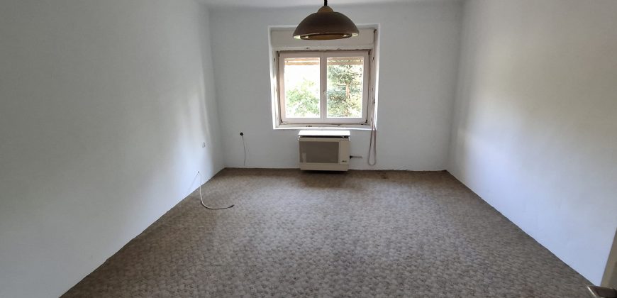 Felújítandó, 3 és fél szobás, családi ház, garázzsal, Úriban eladó!