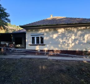 Felújítandó, 3 és fél szobás, családi ház, garázzsal, Úriban eladó!