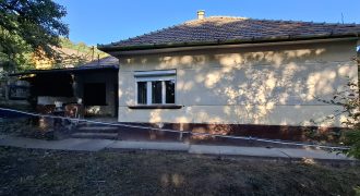 Felújítandó, 3 és fél szobás, családi ház, garázzsal, Úriban eladó!
