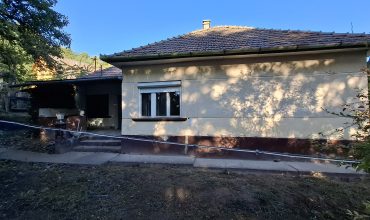 Felújítandó, 3 és fél szobás, családi ház, garázzsal, Úriban eladó!