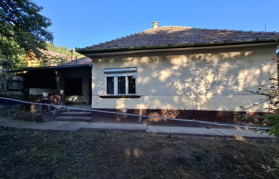 Felújítandó, 3 és fél szobás, családi ház, garázzsal, Úriban eladó!