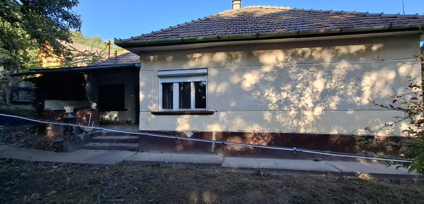 Felújítandó, 3 és fél szobás, családi ház, garázzsal, Úriban eladó!