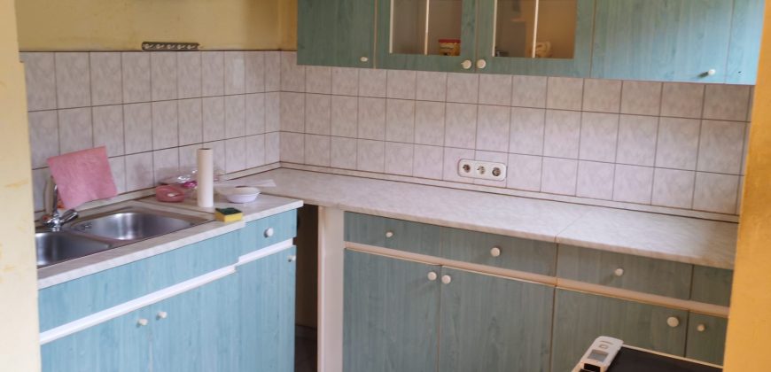 Részben felújított, 3 szobás, családi ház, garázzsal, Úriban eladó!