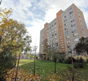 Kecskemét Széchenyivárosban NYÍLÁSZÁRÓCSERÉLT, FŰTÉSKORSZERŰSÍTETT, 2 szobás lakás