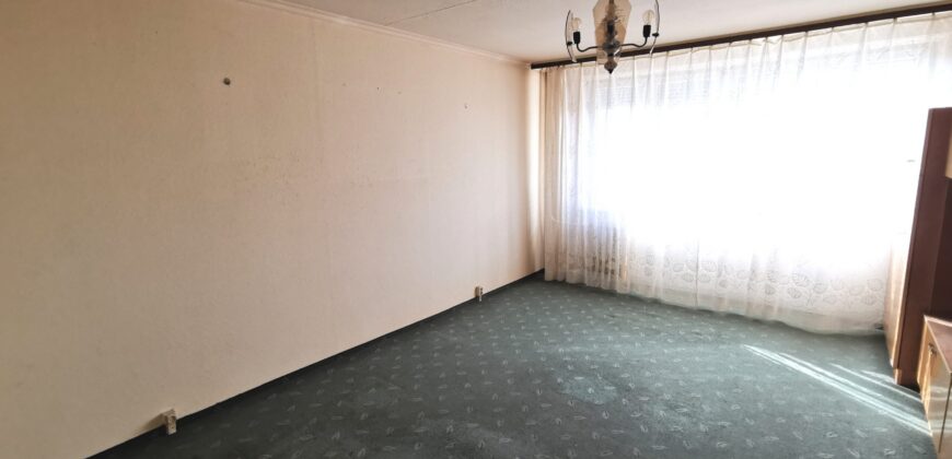 Kecskemét Széchenyivárosban NYÍLÁSZÁRÓCSERÉLT, FŰTÉSKORSZERŰSÍTETT, 2 szobás lakás