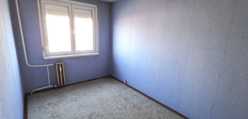 Kecskemét Széchenyivárosban NYÍLÁSZÁRÓCSERÉLT, FŰTÉSKORSZERŰSÍTETT, 2 szobás lakás